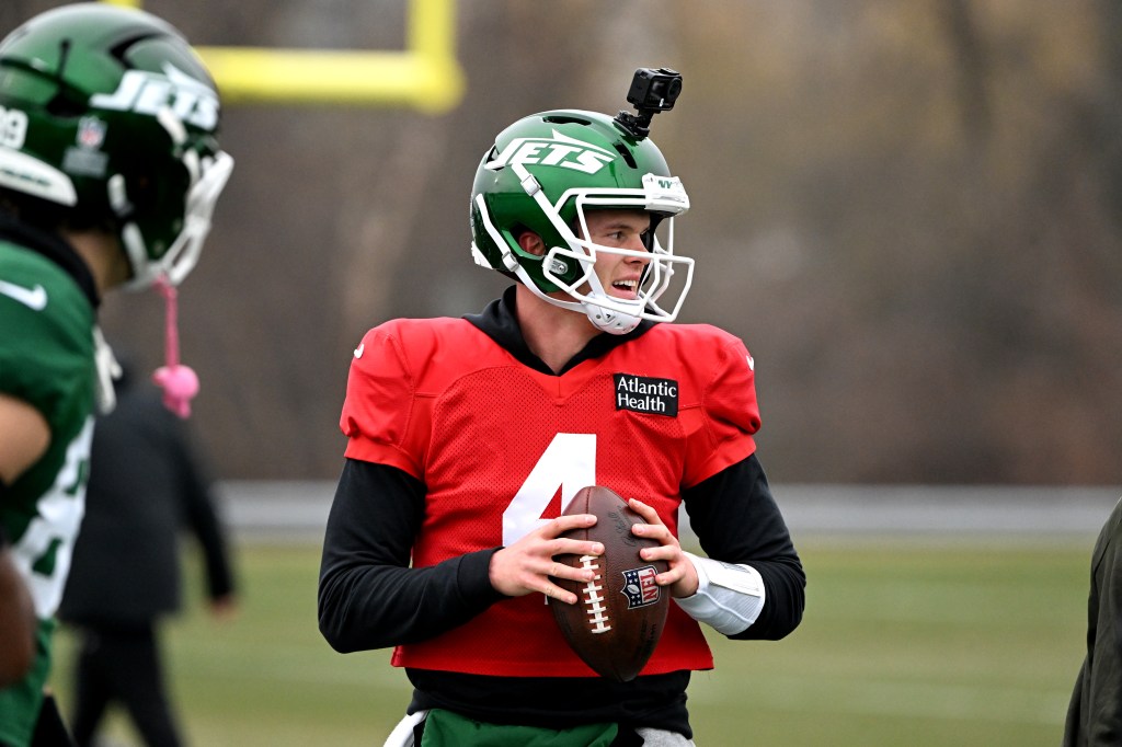 Jets quarterback Brady Cook (4) practices in Florham Park, NJ.