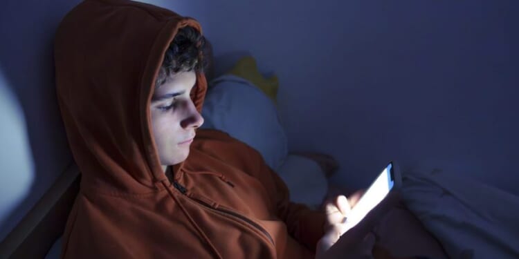 Preteen smartphone users at risk of depression, obesity: research
