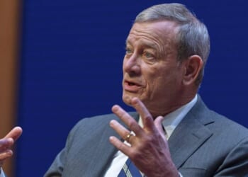 Roberts avoids clashes with Trump in end-of-year judiciary report 