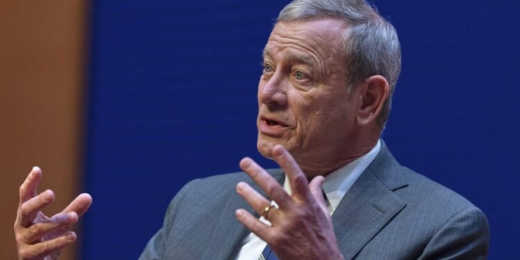 Roberts avoids clashes with Trump in end-of-year judiciary report 