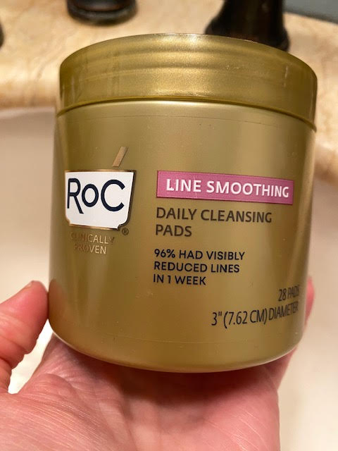 Gold container of RoC Line Smoothing Daily Cleansing Pads with text indicating "96% had visibly reduced lines in 1 week" and "28 pads."