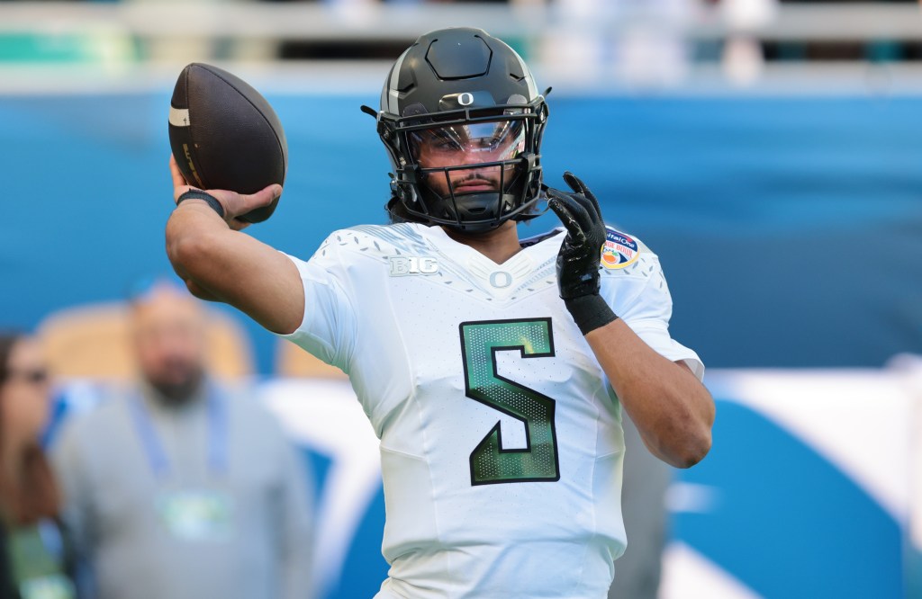 Oregon quarterback Dante Moore