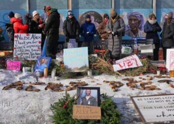 Live updates: Second deadly shooting in Minneapolis sparks uproar; shutdown threat grows