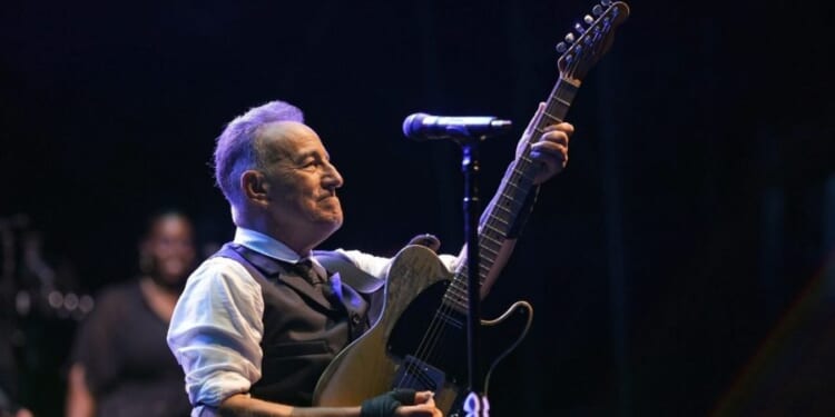 Springsteen surprises at anti-ICE benefit for Pretti, Good families