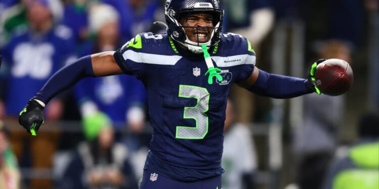 Seahawks rookie Nick Emmanwori exits practice with ankle injury