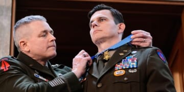 Dep Reps and Other Despicable Lefties Mock the Awarding of Medals to Veterans During Trump's SOTU – Twitchy
