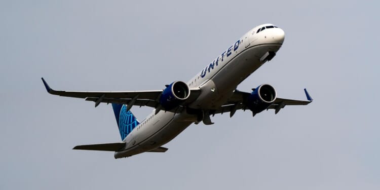 Airline threatens to remove, ban passengers who don't use headphones