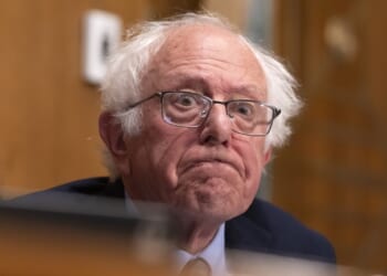 'Fight the Oligarchy' Bernie Sanders Caught in First Class While Government Workers Left Hanging – Twitchy