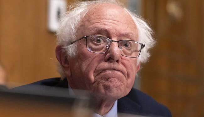 'Fight the Oligarchy' Bernie Sanders Caught in First Class While Government Workers Left Hanging – Twitchy