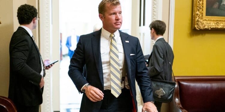 GOP Sen. Tim Sheehy joins police to physically remove protester from hearing