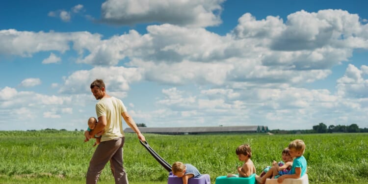 I’m One Of 11 Kids. Here’s Why The Internet Doesn’t Realize Big Families Are Great.