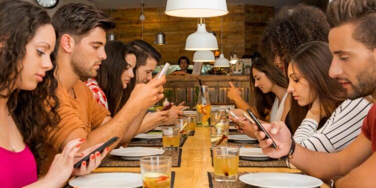Restaurants ban phones at tables for screen-free dining
