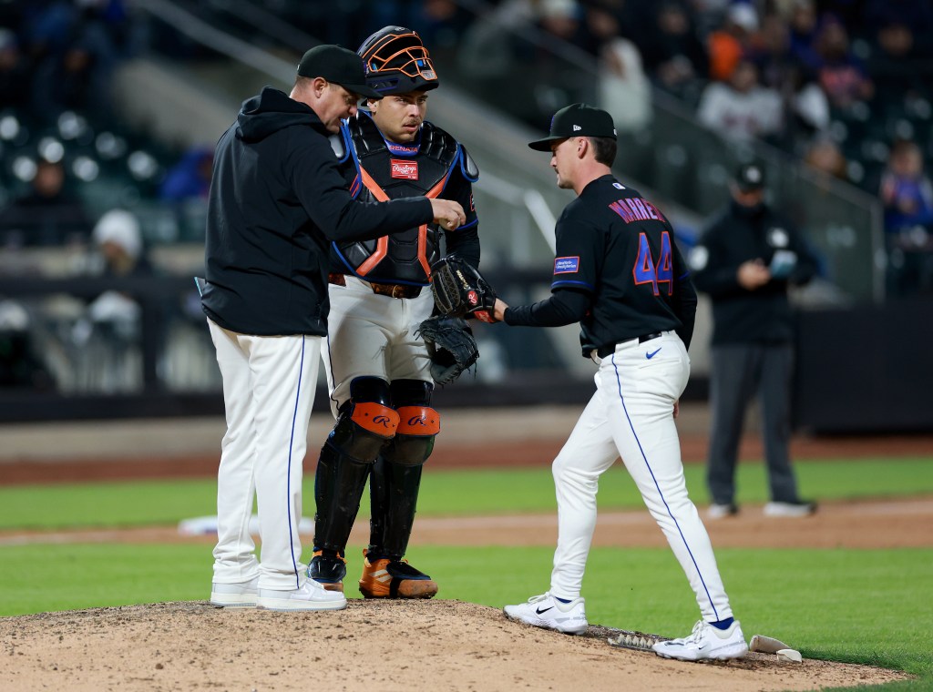 New York Mets manager Carlos Mendoza changes pitchers, bringing in Austin Warren.
