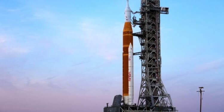 From hot sauces to cobbler, here's what Artemis II astronauts are eating