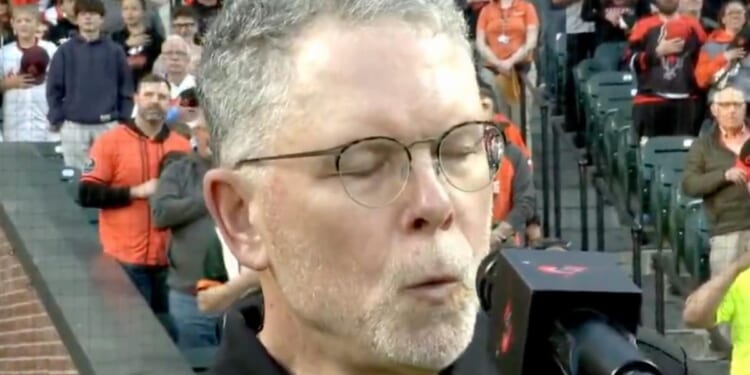 MLB fans divided by Hall of Fame whistler's national anthem