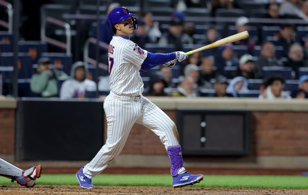 Mark Vientos hits the go-ahead single in the eighth inning of the Mets' 3-2 win over the Twins on April 22, 2026 at Citi Field.