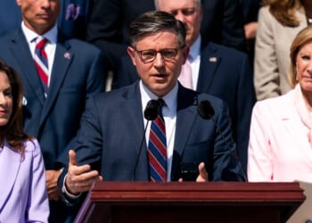 Republicans move forward on last-minute spy powers deal, teeing up late-night vote