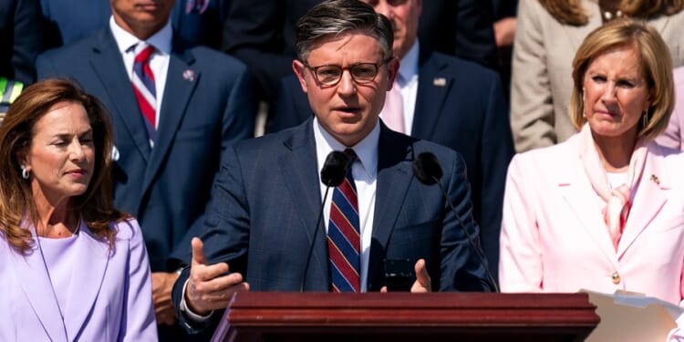 Republicans move forward on last-minute spy powers deal, teeing up late-night vote