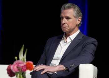 Justine Bateman Describes Gavin Newsom's BIZARRE Hand Gestures and Unnerving Behavior in 3 PERFECT Words – Twitchy