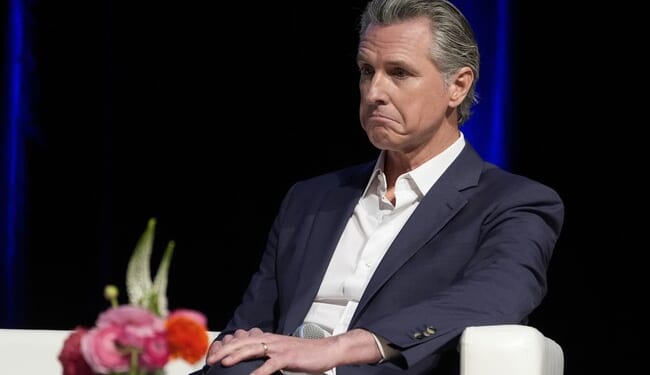 Justine Bateman Describes Gavin Newsom's BIZARRE Hand Gestures and Unnerving Behavior in 3 PERFECT Words – Twitchy