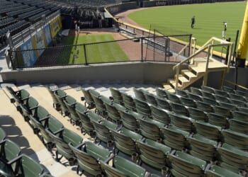 Fan falls into bullpen in terrifying scene at White Sox-Royals game