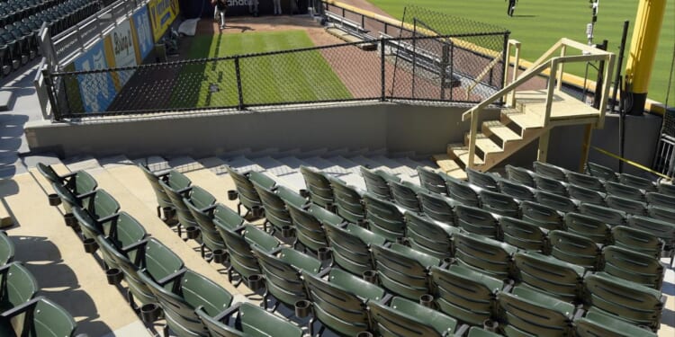 Fan falls into bullpen in terrifying scene at White Sox-Royals game