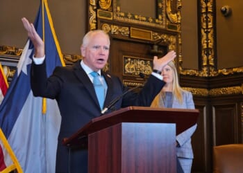 Dem Tim Walz Calls Limping Shooting Victim Steve Scalise ‘Boot Licker’ for Online Walking Cast Photo – Twitchy