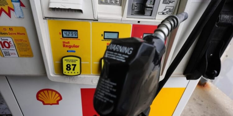 Gasoline price climbs 31 cents in past week, crossing $4.50 a gallon