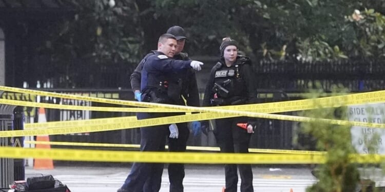 Suspect in White House shooting dead